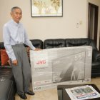 Entrega. El ganador recibió su premio en Samanes, vecindario en el que habita desde hace treinta y tres años.
PERIODISTA : DIANA SOTOMAYOR

FECHA : 16/12/2020 

Agencia (ag-extra)