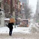 Vista de una calle en Nueva York, que enfrenta la mayor nevada en años, este 17 de diciembre de 2020.