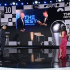 Robert Lewandowski, delantero polaco, recibe el premio a mejor jugador del año.