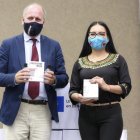 La presidenta del CNE Diana Atamaint recibió de parte del embajador de la Unión Europea en Ecuador, Charles- Michel Geurts, los insumos de bioseguridad.