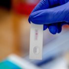 Lerum (Sweden), 18/12/2020.- A nurse carries a nasal sample of a nursing aide for a rapid Covid-19 test before she can start her shift at a nursing home for elderly in Lerum, Sweden, 18 December 2020. (Suecia) EFE/EPA/ADAM IHSE SWEDEN OUT