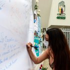 Simpatizantes del Alcalde de Manta se acercaron hasta el hospital en el que se encuentra internado para manifestar su apoyo.