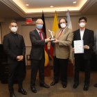 El embajador de Alemania (i) entrega el premio al rector del CAH.