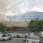 En el cerro de los Ceibos en la tarde de sábado 19 de diciembre los bomberos trabajan en apagar un incendio.
