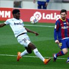 Lionel Messi (d) alcanzó otro récord, aunque a su equipo no le fue bien.