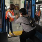 Dificultad. Por la falta de agarraderas a los costados, una persona con hemiparesia derecha (disminución de la fuerza motora o parálisis parcial) no se puede incorporar y requiere asistencia para salir de la cabina de la Aerovía.