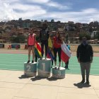 Protagonista. Anahí Suárez (c) en lo alto del podio de los 100 metros planos.