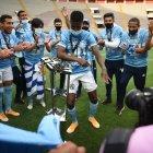 Washington Corozo baila junto al trofeo en los festejos por el título
