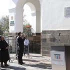 El procurador general del Estado, Íñigo Salvador, mostró la placa.