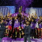 Los Guerreras de El Nacional celebran tras coronarse campeonas de la Superliga femenina.
