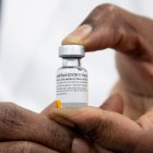 Vista de un recipiente de la vacuna de los laboratorios Pfizer/BioNTech contra la covid-19.