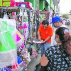 Con las restricciones, los locales deben cerrar antes de las 22:00. Si opera en un espacio cerrado, debe respetar el 50% de aforo.