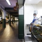 Omar abrió su panadería en el sector de la estación Parque Centenario, de la Aerovía.