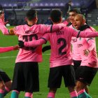 Los jugadores del Barcelona festejan en uno de los tres goles que marcaron para soñar con volver a la pelea