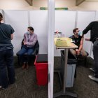 Seattle (United States), 18/12/2020.- Nurse Marcos San Martin (2-L) waits for fellow nurse Steve Rogge (2-R) gets the Pfizer-BioTech coronavirus disease (COVID-19) vaccine at vaccination clinic in a University of Washington medical center in Seattle, Washington, USA, 18 December 2020. Healthcare workers are among the first to be vaccinated throughout the United States. (Estados Unidos) EFE/EPA/STEPHEN BRASHEAR