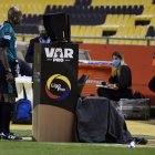 El árbitro Augusto Aragón observa la repetición de la agresión de Junior Sornoza sobre Damián Díaz