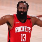 James Harden asegura que fue a la reunión, pero mantuvo distancia.