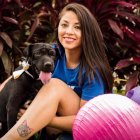 Katiuska Delgado posa junto a uno de sus rescatados. Es animalista desde hace 20 años.