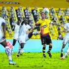 Damián Díaz (c) fue el jugador más desequilibrante en Barcelona.