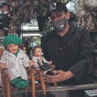 Los pedidos de nuevos atuendos para la figura religiosa crecen.