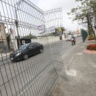 Daños. Así permanece una de las rejas de la avenida Las Aguas. En ellas se han lastimado ya varios peatones.