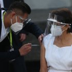 La enfermera mexicana María Irene Ramírez, de 59 años, se convirtió este jueves en la primera de su país y de Latinoamérica en recibir la vacuna de Pfizer-BioNTech.