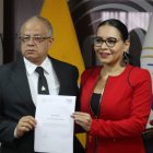 Documento. Atamaint y Cabrera firmaron ayer un escueto documento sobre la inamovilidad de las elecciones.