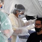 Personal médico le toma la prueba de coronavirus a un hombre, el 4 de diciembre del 2020, en São Gonçalo, estado de Río de Janeiro.