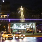 Pese a la pandemia y a las restricciones de movilidad, el Municipio de Quito mantuvo la tradición de decoración navideña en el sur, centro, norte y periferias de la capital. En la avenida Naciones Unidas, por ejemplo, se colocó un pesebre de neón.