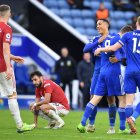 Jamie Vardy de Leicester celebra con sus compañeros la jugada que terminó con el autogol rival y el definitivo 2-2.
