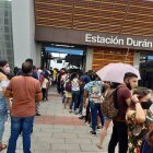 En la estación de la aerovía en Durán se formó una larga columna de usuarios.