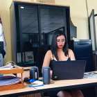 Figura. Adriance es cuencana, tiene 23 años y es la primera mujer que preside la Federación de Estudiantes Politécnicos del Ecuador (FEPE), que agrupa a unos 70.000 alumnos de las seis escuelas politécnicas públicas. Cursa la carrera de Ingeniería Forestal en la  Escuela Superior Politécnica de Chimborazo (Espoch), donde preside la federación estudiantil (Fepoch).