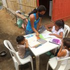 En el patio de las casas de Monte Sinaí, muchos niños buscan seguir sus estudios a pesar de no estar matriculados en una escuela.