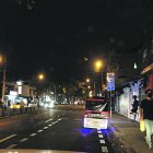 En la calle Ernesto Albán deambulan jóvenes que piden dinero con exigencia. Si el peatón no les da, más adelante lo asaltan. Arrimada a la pared, una persona en actitud sospechosa.