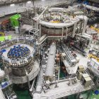 25/12/2020 El sol artificial coreano bate récord de operación de plasma.

La Investigación Avanzada Tokamak Superconductora de Corea (KSTAR), un dispositivo de fusión superconductor también conocido como el sol artificial coreano, estableció el nuevo récord mundial al mantener el plasma de alta temperatura durante 20 segundos con una temperatura de iones de más de 100 millones de grados.

POLITICA EUROPA ESPAÑA INVESTIGACIÓN Y TECNOLOGÍA
KSTAR