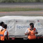 Operarios descargan, el 24 de diciembre de 2020, de un avión de Aerolíneas Argentinas los primeros contenedores de la vacuna rusa Sputnik V contra la covid-19.