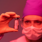 La OMS ha explicado que los virus son naturalmente susceptibles a mutar, pero que los cambios que experimentan no necesariamente cambian algo esencial en ellos.