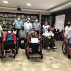 Los miembros del club acudieron a Salitre para donar sillas de ruedas.