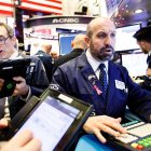 Intermediarios financieros observan el desarrollo del mercado en la Bolsa de Nueva York, Estados Unidos.