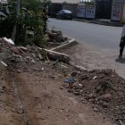 Entorno. Así como se observa en la imagen, permanecen la mayoría de aceras del cantón. Hay desde pedazos de concreto, hasta basura en los sitios.