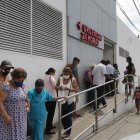 Panorama. En los exteriores de las salas de urgencias de hospitales también han llegado más personas.