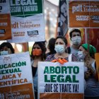 Cientos de personas participan en una manifestación a favor del Proyecto de ley sobre el Aborto legal en Buenos Aires (Argentina).