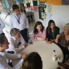 Ángelo Caputi, primero desde la izquierda, en una de las visitas a una microempresaria, junto con funcionario de BID-Invest.