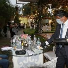 En esta fiesta se observan las mesas separadas, el bocadillo personal y cómo está la persona que está sirviendo los alimentos.