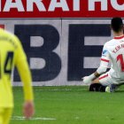 Youssef En-Nesyri festeja el segundo gol del Sevilla ante el lamento de Manu Trigueros