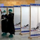 Varias personas con trajes de protección contra el coronavirus revisan el material de trabajo dentro de la zona roja en el aeropuerto internacional Jardines del Rey en Cayo Coco en Cuba.