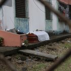 En marzo, las personas dejaban los ataúdes de sus deudos en la calle ante el colapso de las funerarias