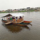 Nave. La población de Colimes unió dos canoas con una tabla y le puso techo para poder cruzar el río Daule.