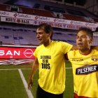 El director técnico de Barcelona, Fabián Bustos, abrazado con el capitán del equipo, Matías Oyola.