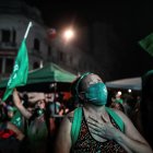 Cientos de miles de personas festejan la despenalización del Aborto después de que se aprobase en el Senado este miércoles en Buenos Aires, Argentina.